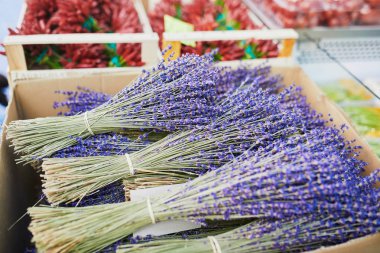 Lavanta çiftçi piyasasında. Evde yetiştirilen ürünlerin tipik Avrupa pazarı