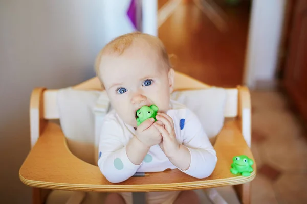 Kleines Mädchen Sitzt Hochstuhl Hause Und Spielt Mit Spielzeug — Stockfoto