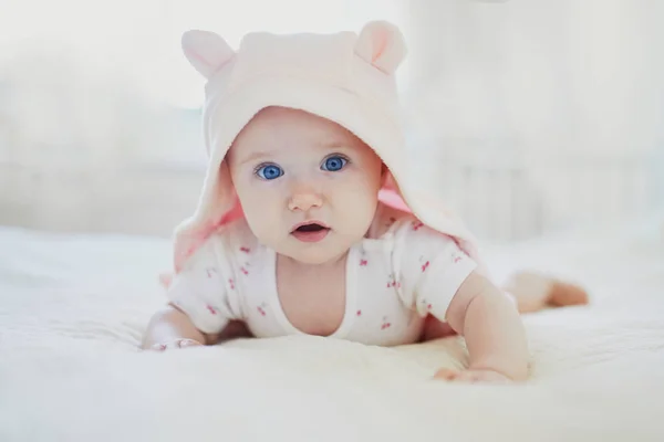 Entzückendes Kleines Mädchen Rosa Kapuzenpulli Kriecht Auf Dem Bett Kinderzimmer — Stockfoto