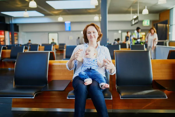 Woman Little Girl International Airport Mother Baby Waiting Flight Travelling — Stock Photo, Image
