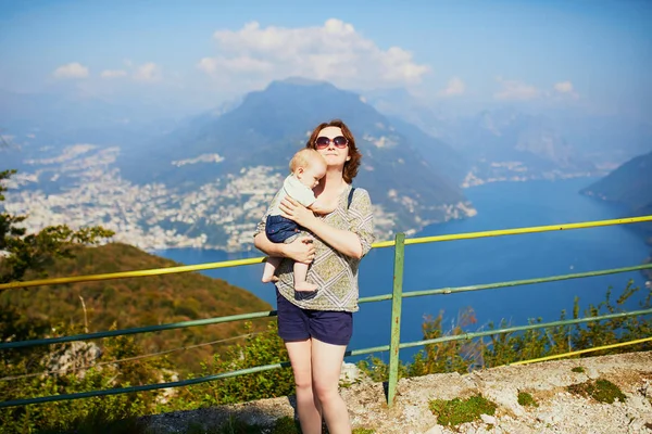 Mulher Com Menina Desfrutando Vista Panorâmica Para Lago Lugano Montanha — Fotografia de Stock