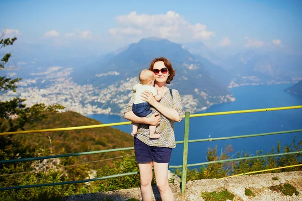 Mujer Con Niña Disfrutando Vistas Panorámicas Lago Lugano Desde Montaña — Foto de Stock