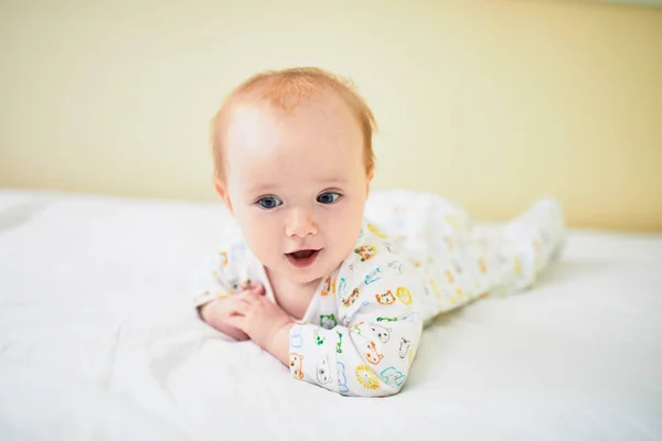 Adorable Niña Pijama Divirtiéndose Cama Vivero —  Fotos de Stock