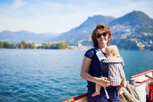 ルガーノ湖 ティチーノ州 スイスのカントンからの眺めを楽しんでいる少女と女性 ボートやフェリーでの赤ちゃんと母 子供たちと一緒に旅行 — ストック写真