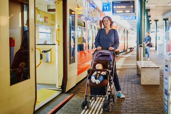 Bebek Arabasını Tren Istasyonunda Küçük Kız Olan Kadın Tren Ile — Stok fotoğraf