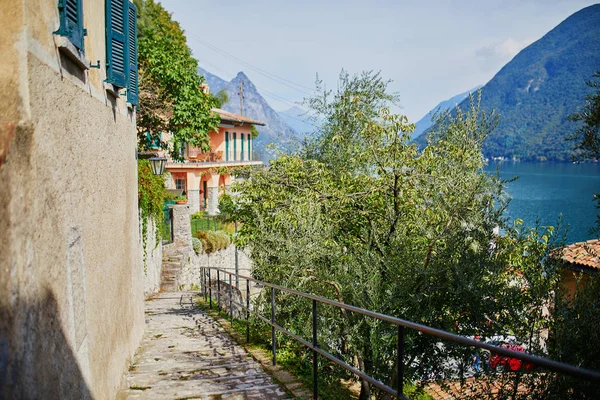 ルガーノ スイスのティチーノ州のカントンの近くの Gandria 村での手順の多くが付いて美しい路地 — ストック写真
