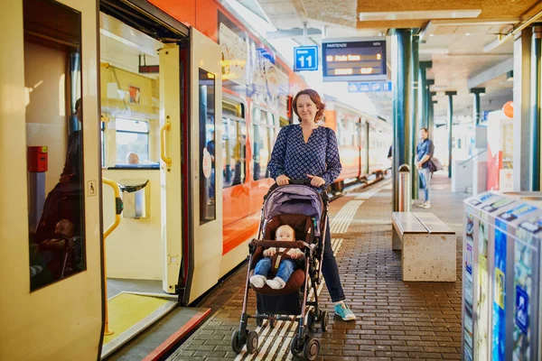 Vrouw Met Meisje Kinderwagen Bij Station Moeder Met Baby Reizen — Stockfoto