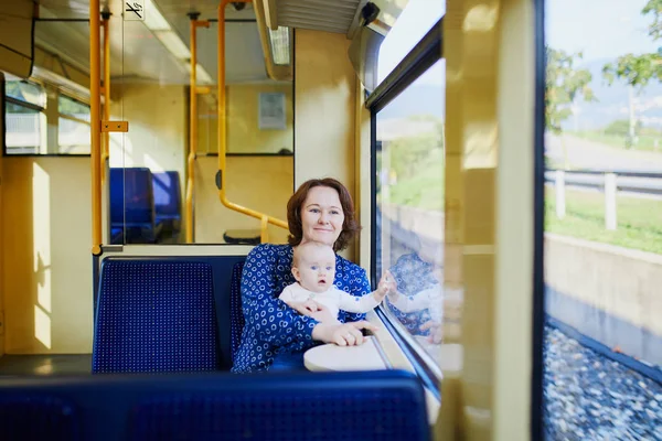 Femme Avec Une Petite Fille Dans Train Regardant Par Fenêtre — Photo