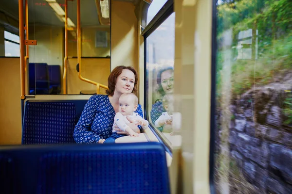 Femme Avec Une Petite Fille Dans Train Regardant Par Fenêtre — Photo