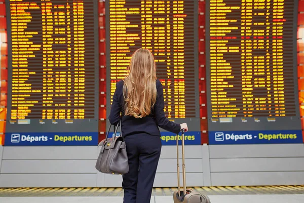 Νεαρή Γυναίκα Στο Διεθνές Αεροδρόμιο Κοντά Στην Μεγάλη Πληροφορίες Οθόνης — Φωτογραφία Αρχείου