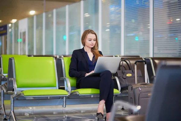 Jovem Mulher Aeroporto Internacional Trabalhando Laptop Enquanto Espera Seu Voo — Fotografia de Stock