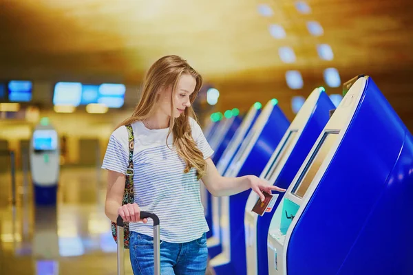 Ung Kvinna Internationella Flygplatsen Gör Själv Incheckning — Stockfoto