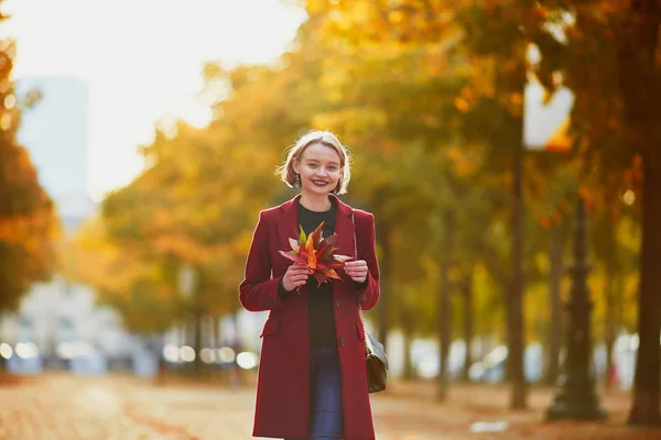 Hermosa Mujer Joven Con Racimo Hojas Coloridas Otoño Caminando Parque —  Fotos de Stock