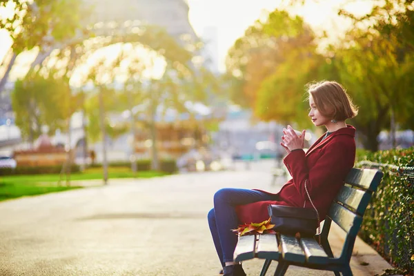 Mooie Jonge Franse Vrouw Met Bos Van Kleurrijke Herfstbladeren Zittend — Stockfoto