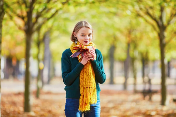 Chica Joven Feliz Bufanda Amarilla Con Café Para Caminar Parque —  Fotos de Stock