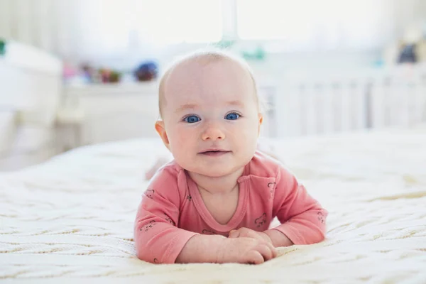 Karnı Yatakta Yatan Kız Bebek Pembe Elbise Mutlu Sağlıklı Küçük — Stok fotoğraf