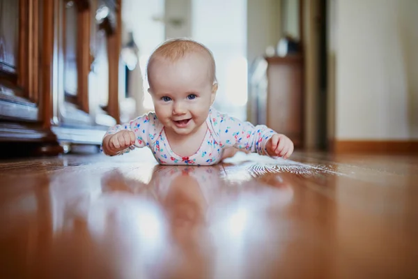 Meisje Leert Kruipen Gelukkig Gezond Kind Vloer Baby Kind Thuis — Stockfoto