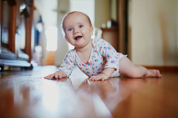 Niña Aprendiendo Gatear Feliz Niño Sano Suelo Niño Casa — Foto de Stock