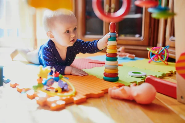 Dziewczynka Bawiąca Się Zabawkami Podłodze Szczęśliwe Zdrowe Dziecko Domu — Zdjęcie stockowe