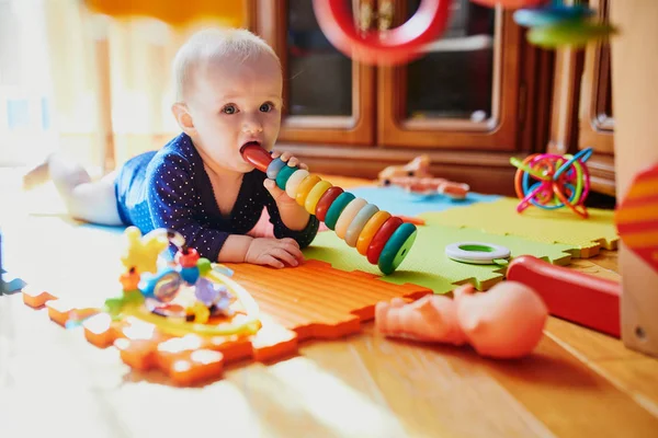 Flickan Leker Med Leksaker Golvet Glad Frisk Liten Barn Hemma — Stockfoto