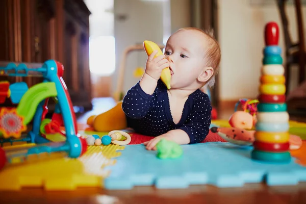 Kislány Játékokkal Játszik Padlón Boldog Egészséges Kisgyereket Otthon — Stock Fotó