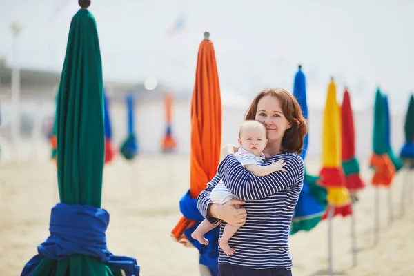 Молодая Мать Сближается Своей Очаровательной Дочерью Женщина Маленькая Девочка Пляже — стоковое фото