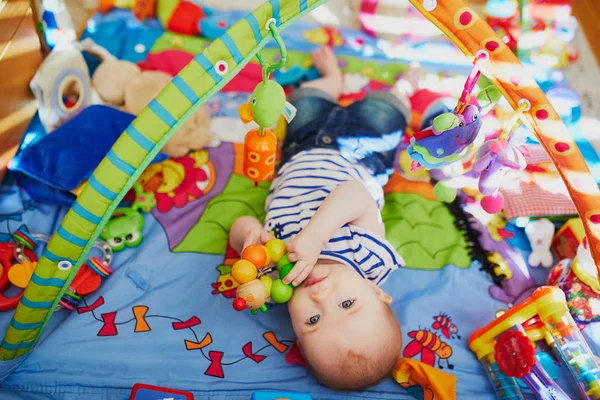 Niña Con Muchos Juguetes Coloridos Niña Tendida Una Alfombra Juegos — Foto de Stock