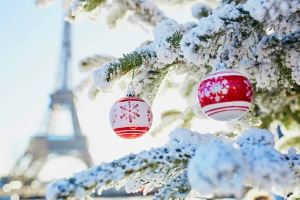 Χριστουγεννιάτικο Δέντρο Που Καλύπτονται Χιόνι Και Διακοσμημένο Κόκκινο Παιχνίδια Κοντά — Φωτογραφία Αρχείου