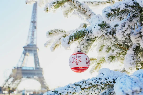 Árvore Natal Coberta Neve Decorada Com Bola Vermelha Perto Torre — Fotografia de Stock