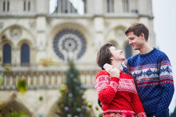 Happy Couple Colorful Sweaters Street Paris Decorated Christmas Notre Dame — Stock Photo, Image