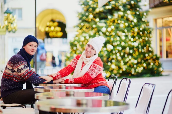 Lyckliga Paret Dricka Kaffe Parisisk Utomhus Café Inredning Till Jul — Stockfoto