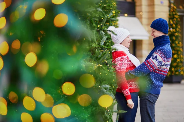 Glückliches Paar Bunten Pullovern Auf Einer Weihnachtlich Geschmückten Straße Von — Stockfoto