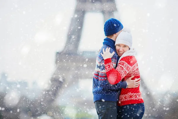 Casal Feliz Perto Torre Eiffel Dia Inverno Sob Neve Caindo — Fotografia de Stock