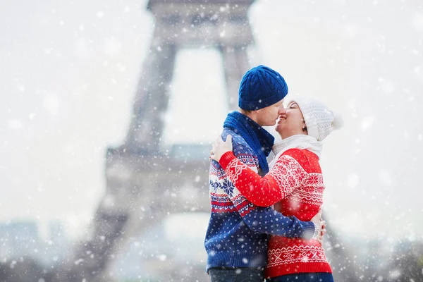 Pareja Feliz Cerca Torre Eiffel Día Invierno Bajo Nieve Que — Foto de Stock