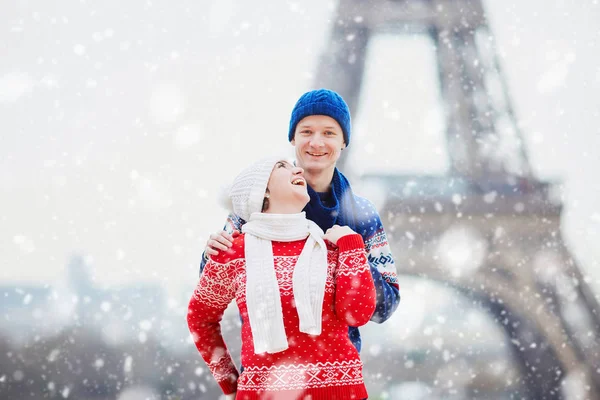 Joyeux Couple Près Tour Eiffel Par Une Journée Hiver Sous — Photo