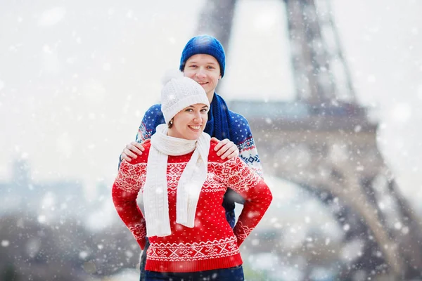 Joyeux Couple Près Tour Eiffel Par Une Journée Hiver Sous — Photo