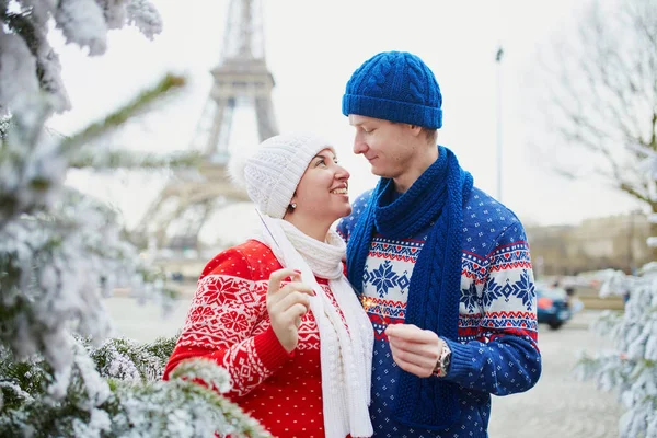 Glückliches Paar Beim Weihnachtsbaum Unter Schnee Mit Dem Eiffelturm Hintergrund — Stockfoto