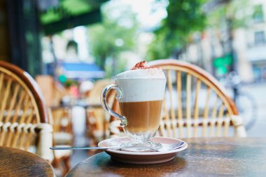 Geleneksel Fransız Sokağı café Paris, Fransa'da masada kahve