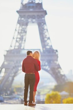 Paris, Fransa'da Eyfel yakınındaki aşık romantik çift kule