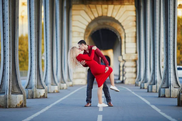 Romantische Paar Verliefd Zoenen Bir Hakeim Brug Parijs Frankrijk — Stockfoto