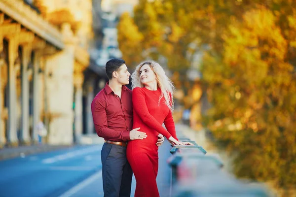 Couple Romantique Amoureux Sur Pont Bir Hakeim Jour Automne Paris — Photo