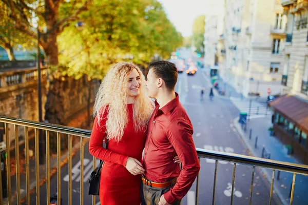 Casal Romântico Apaixonado Ponte Bir Hakeim Dia Queda Paris França — Fotografia de Stock