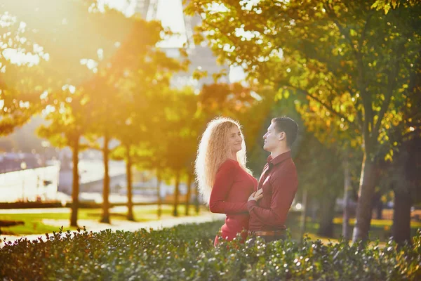 Romantický Pár Lásce Poblíž Eiffelovu Věž Paříži — Stock fotografie