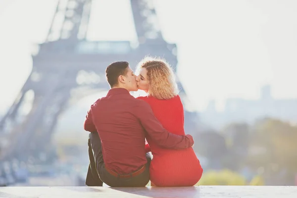 Romantische Paar Verliefd Buurt Van Eiffel Toren Parijs Frankrijk — Stockfoto