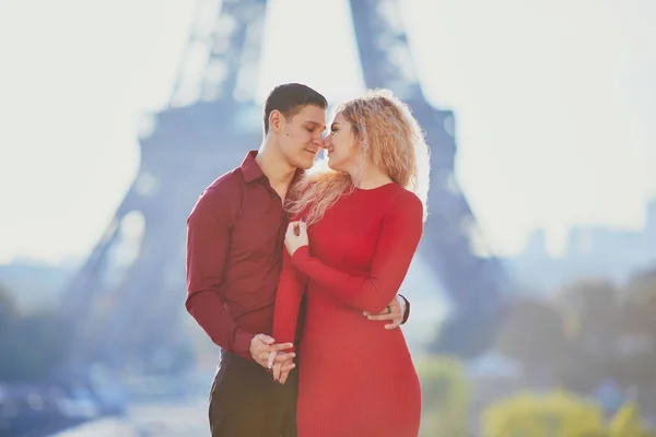 Romantic Couple Love Eiffel Tower Paris France — Stock Photo, Image