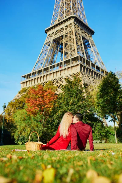 Casal Romântico Apaixonado Fazendo Piquenique Grama Perto Torre Eiffel Dia — Fotografia de Stock