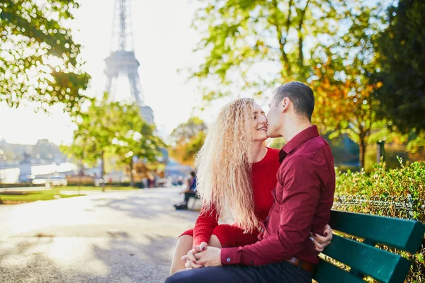 Couple Romantique Amoureux Près Tour Eiffel Paris France — Photo