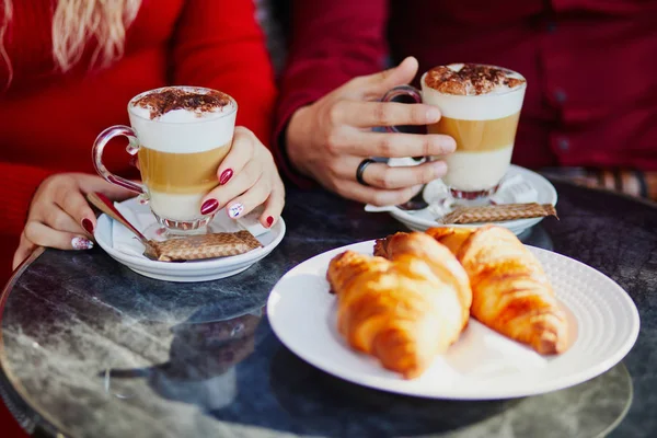 パリの屋外カフェでロマンチックなカップルは コーヒーを飲むと パリのレストランでクロワッサンを食べる観光客 — ストック写真