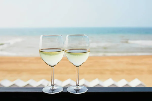 两杯白葡萄酒 有大西洋沿岸海滩背景 诺曼底 — 图库照片