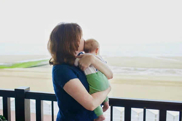 Anne Çocuk Otel Odasında Balkon Kız Bebek Kucağında Tutarak Denize — Stok fotoğraf